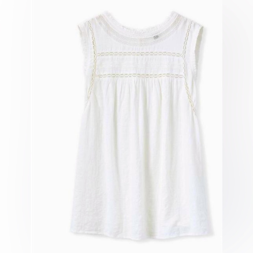 Ruffle trim light weight tank. In like new condition.